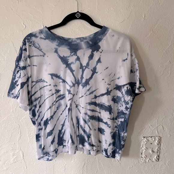 Tops - Blue and white tie dye cropped t-shirt sz large